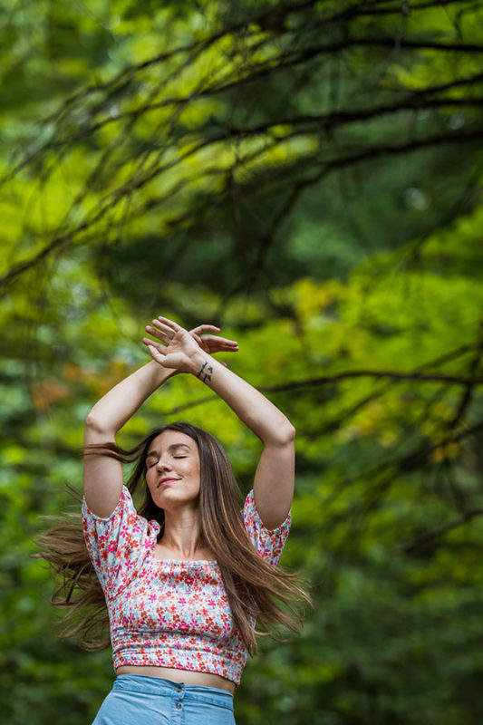 photographie corporative d'une femme entrepreneure féministe à Montreal qui change de ce qu'on peut voir ailleurs