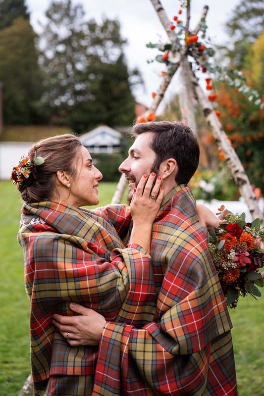 pose tendre d'un couple de jeunes mariés à montreal