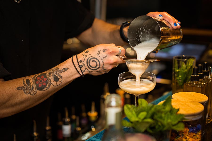 meilleur photographe événementiel à Montréal, photo d'un barman qui verse un cocktail dans un verre en soirée