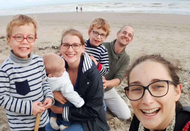 photographe famille à montreal avec des clients en mode selfie