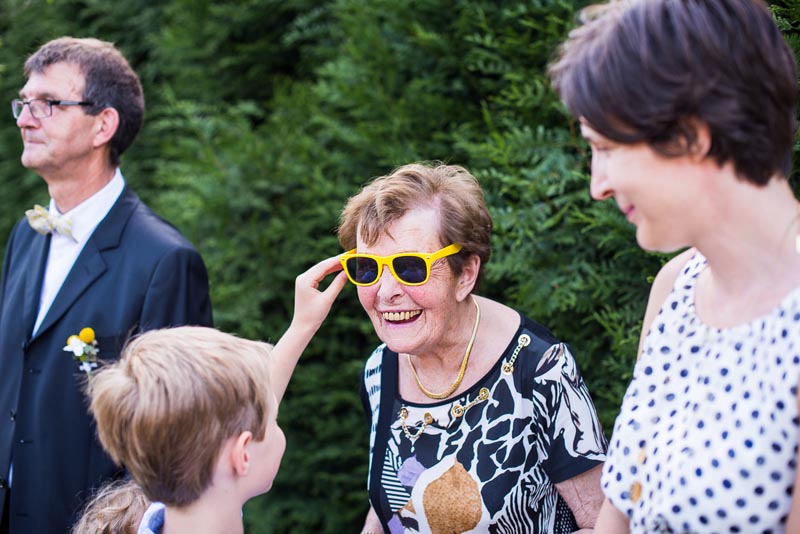 photo mariage cocktail moment important avec la grand mere de la mariee