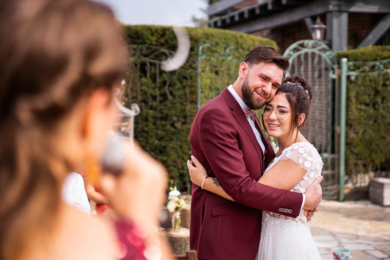 photo d'un couple ému aux larmes pendant la cérémonie de leur mariage