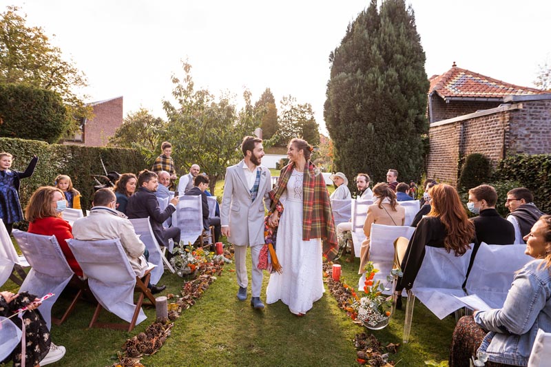 sortie de cérémonie d'un couple vêtu de tartan