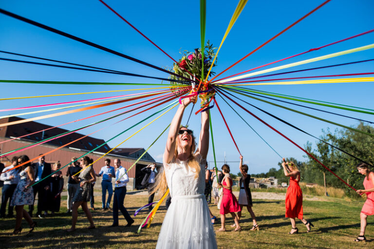 photographe-mariage-lancer-de-bouquet-original-3.jpg