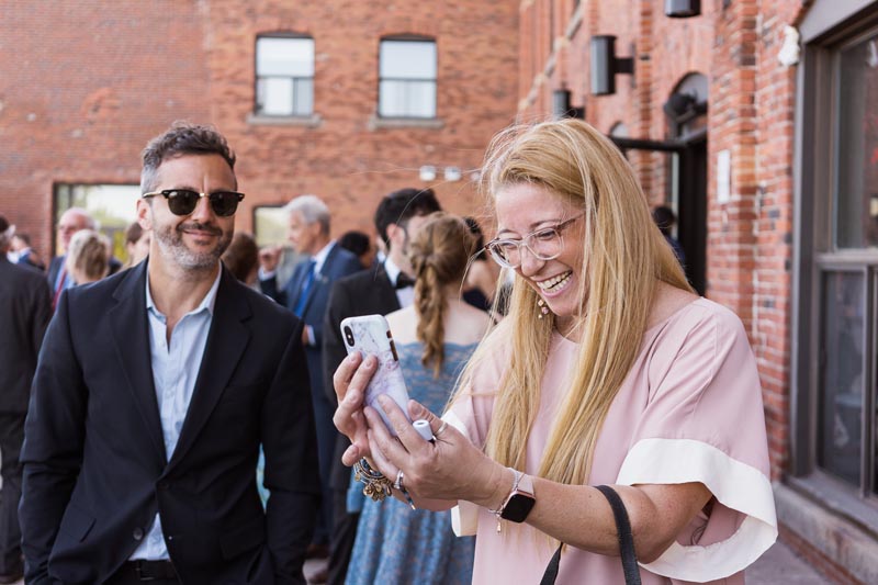 photographe mariage spontané pour le cocktail à l'espace canal ambroisie montreal