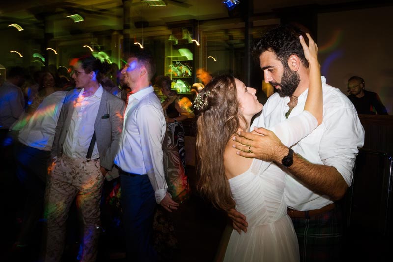 couple amoureux le jour de son mariage à Montréal espace canal