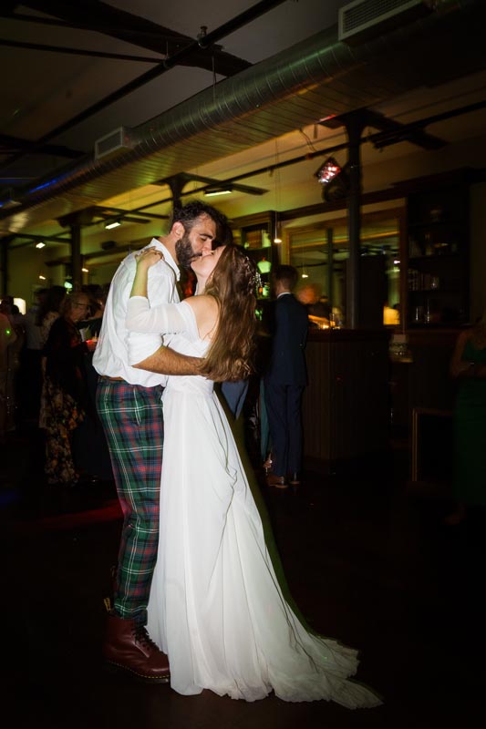 photos de mariage pendant la soirée à l'ambroisie espace canal