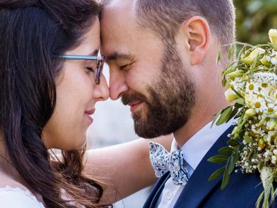 photographe mariage montreal couple lors d'une pose pleine de tendresse