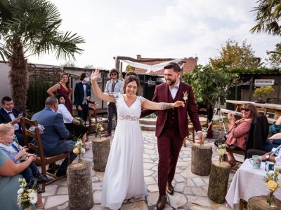 sortie de cérémonie pour un couple heureux de s'être dit oui